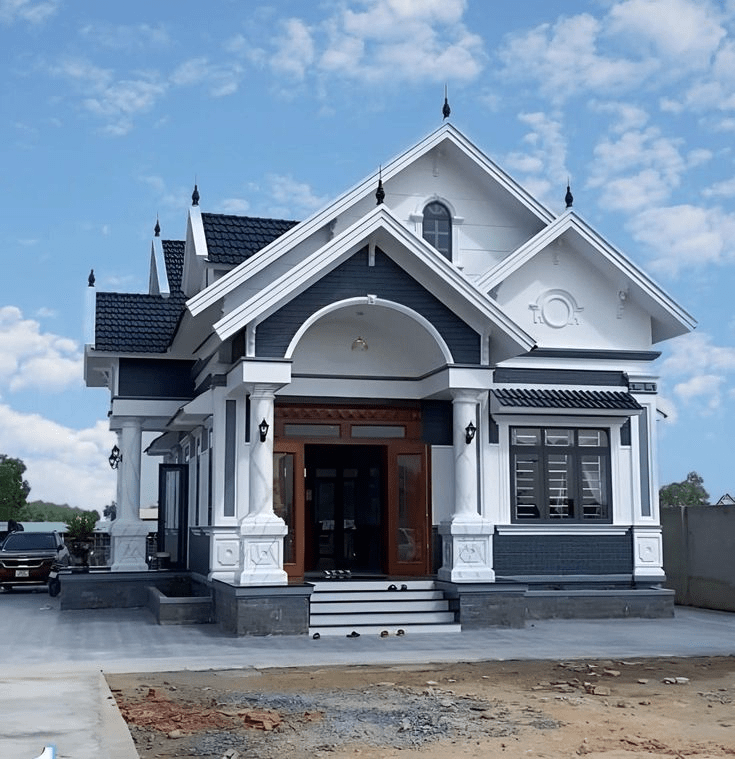 Nhà mái Thái 1 tầng cần tính toán độ dốc mái hợp lý để đảm bảo khả năng thoát nước nhanh và chống thấm hiệu quả 